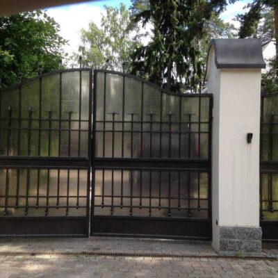 Кованые распашные ворота с поликарбонатом №41