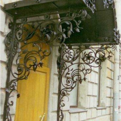Кованый козырек в классическом стиле №24
